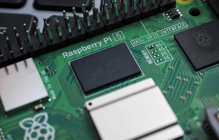 Raspberry Pi 5とAI HAT+ 2でエッジAI音声アシスタント